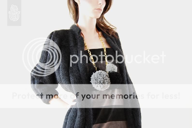 big pompom necklace,grey pompom,naszyjnik z pomponem,pompony na �a�cuchu,pompoms on chain,roboty r�czne