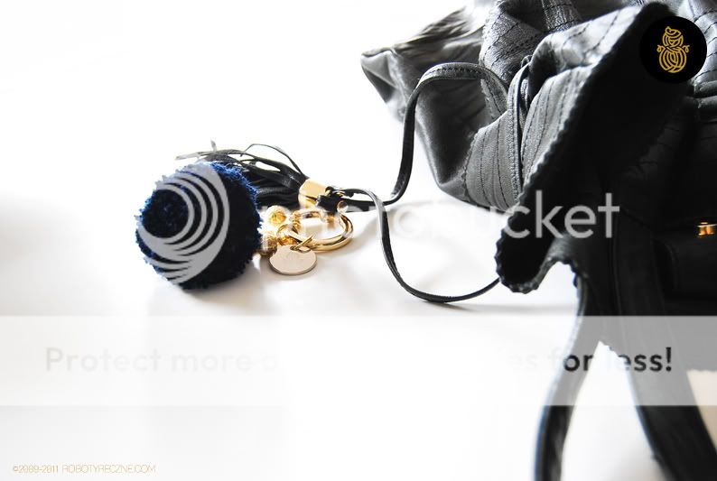key pendant,pompom pendant,pompom charms,roboty reczne,knitwear design,pompom jewellery roboty r�czne,robotyreczne