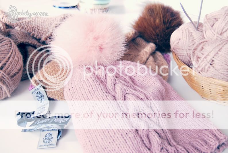 roboty r�czne,fur pompom,pompom,knitwear design,cable knitted,kotwica,fox fur,hand knitted beanie
